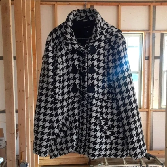 Stylish Black and White Houndstooth Coat - Picture 1 of 6